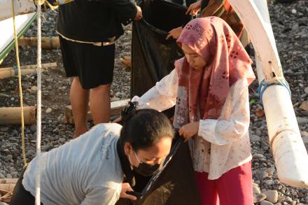 MAHASISWA KKN BERSEMANGAT MELANJUTKAN INDONESIA MAJU MELALUI KEGIATAN BEACH CLEAN UP 